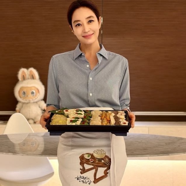 "앞치마를 두르고 쟁반을 들었는데"… 시선 강탈한 김혜수 56세 단아한 추석인사
