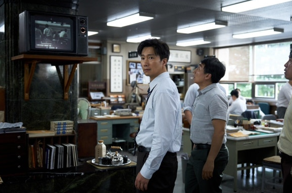 “생중계된 1974년 그날” 유해진·박해일·이민호가 다시 파헤쳤다…‘암살자(들)’ 소름