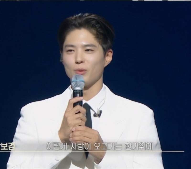 흰 슈트 박보검이 무대에 뜨자 난리났다 이승철과 깜짝 듀엣에 관객 열광