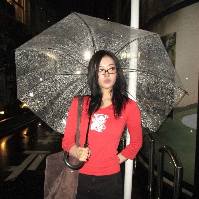 IVE An Yu-jin's Casual Fashion: A Kitsch Vintage Look Completed with Just One Red T-shirt ❤