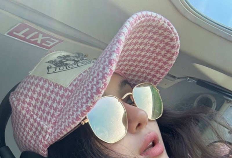 법정에선 공방, SNS엔 비행기 셀카…'뉴진스 퇴출' 다니엘의 추석 근황과 어도어 소송 어디까....