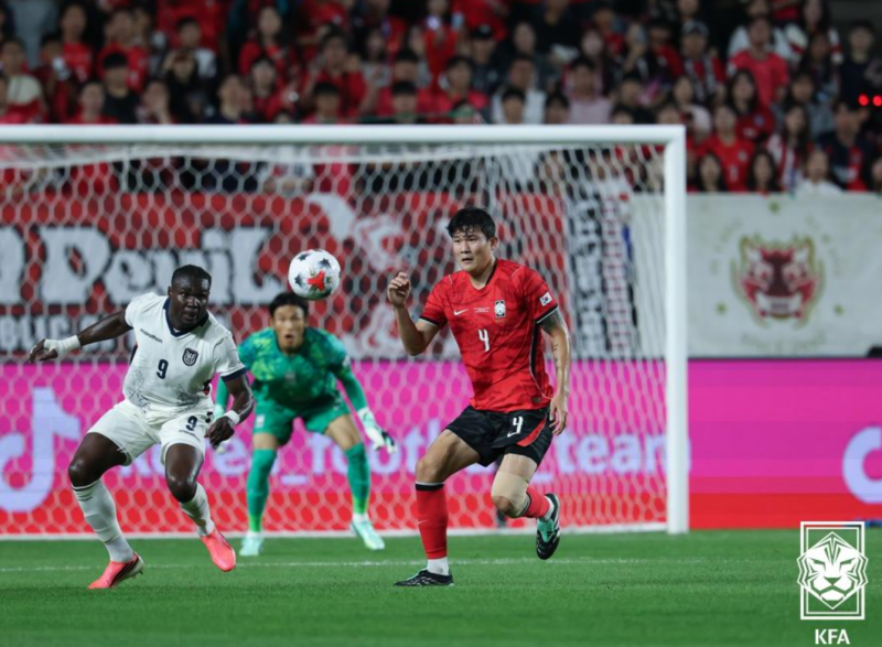 시원하게 뚫렸다! 김민재 "포백 쓰니까 편하다"…홍명보 스리백 버리자 에콰도르 3-0 무실점, ....