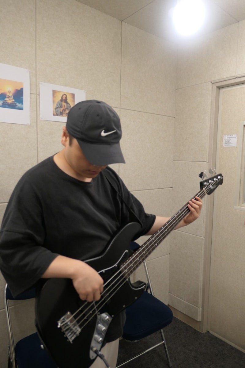 오늘은뮤직 광주점 베이스 레슨실에 놓인 베이스기타