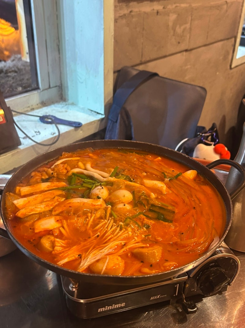 新村站酒館：辣雞腸鍋美食店「驛前布帳馬車 新村店」老實評價