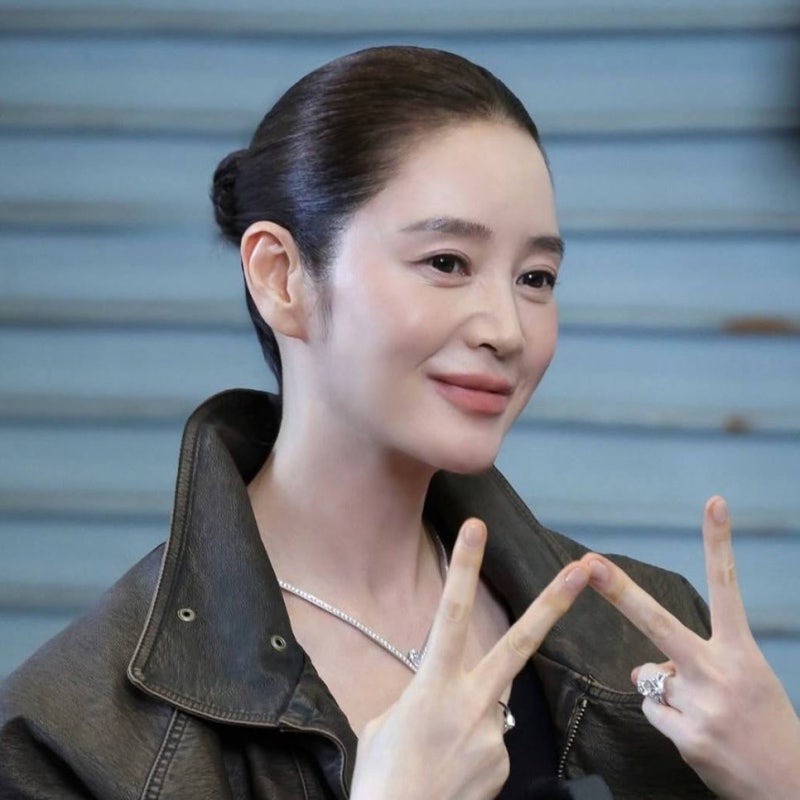 金憓秀的all back髮型，露出全臉反而更顯高級的反轉魅力