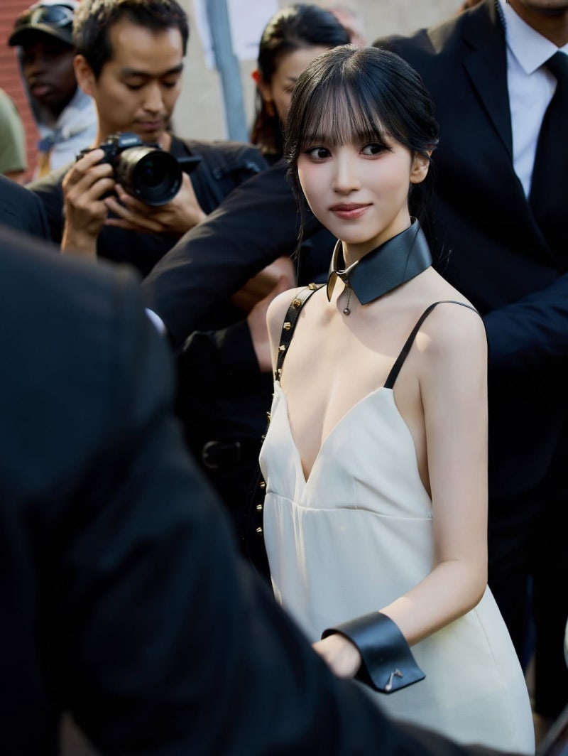 TWICEミナ、フェンディSS27ミラノファッションウィークに出席…ホワイトドレスで完成させた優雅な存在感