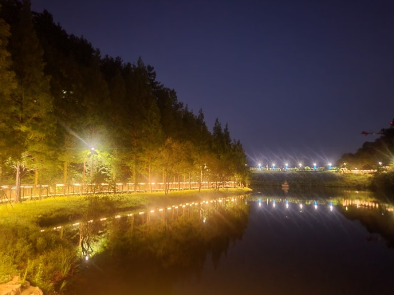 釜山機張必訪景點 龍沼健康公園，沿著水庫散步的夜晚好去處
