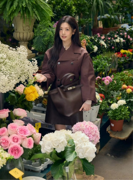 정소민이 파리에서 든 브라운 가방, 가격 확인해보니 202만원