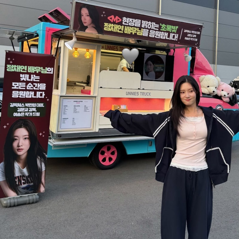 초록눈 M으로 돌아온 정채연, 촬영장에선 이렇게 입었다
