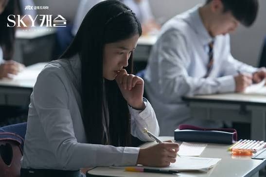“1등을 못 하면 잠도 못 잔다?”…‘SKY 캐슬’ 강예서처럼 성적에 집착하는 아이, 부모가 놓....