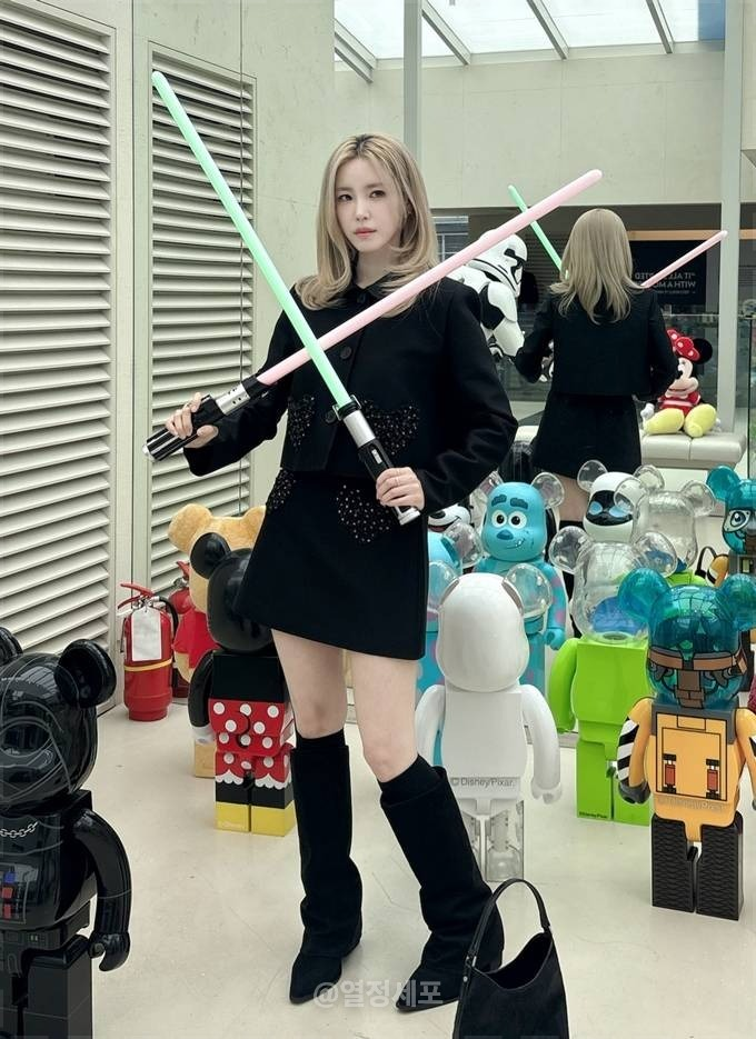 디즈니 행사인데 올블랙.. 비즈 디테일로 러블리 살린 전효성 패션