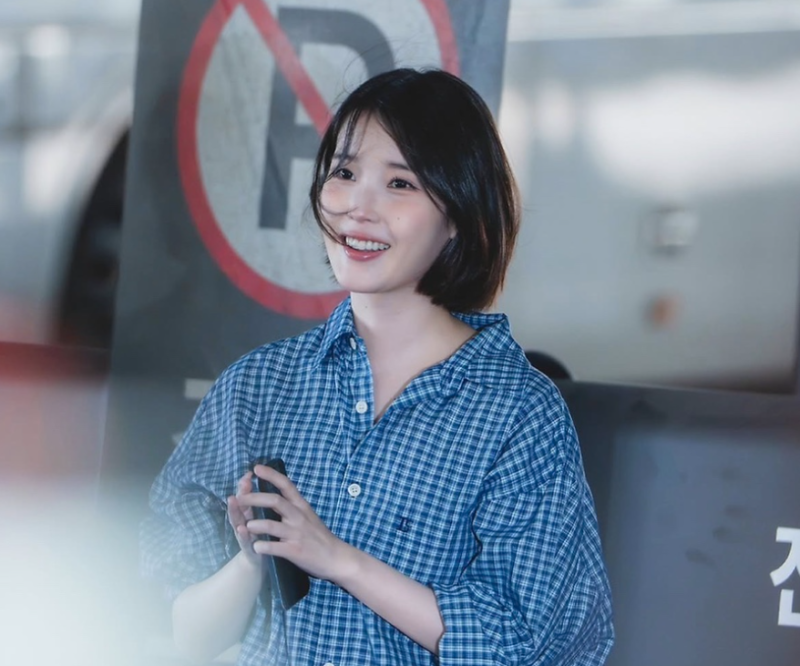 "단발하고 더 예뻐졌어.." 아이유, 체크셔츠, 뮤비 속 니트 원피스 정보