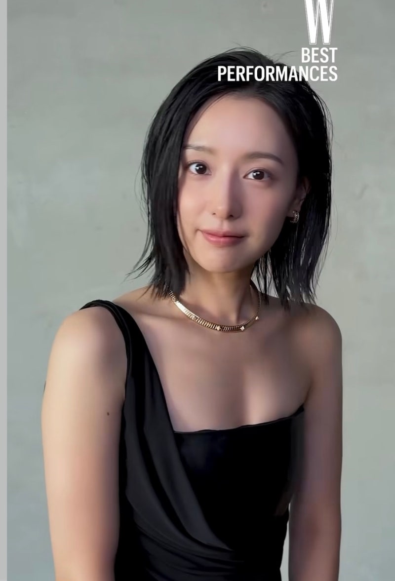 Kim Ji-won's Collarbone Line, Even More Surprising Than Her Bob Haircut... Her First Time in Such Bold Outfits
