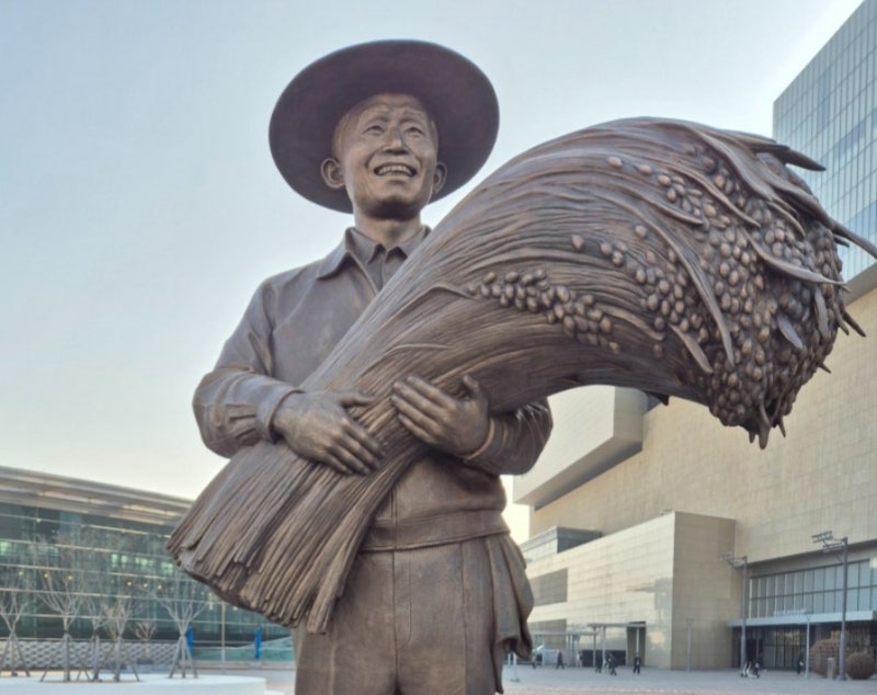 동대구역 박정희 동상 10월 1일 운명의 날, '홍준표 닮은꼴' 논란까지