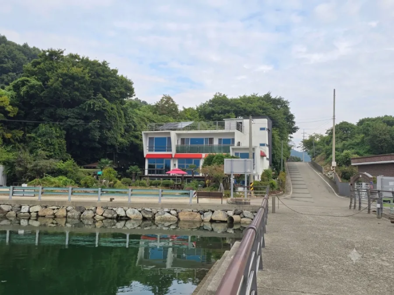 Gyeongnam Goseong Dinosaur Expo Accommodation / Seaside Homestay in Front of Dinosaur Footprint Fossil Site