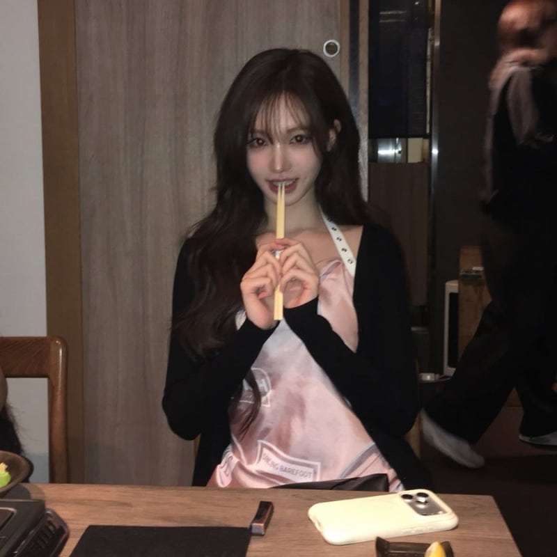 리즈 원피스 코디, 핑크 새틴 원피스로 완성한 여리여리한 Y2K룩