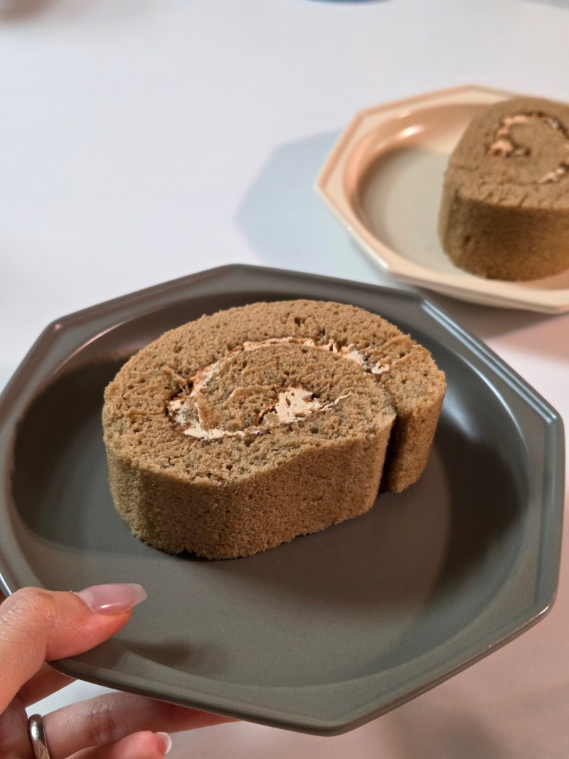 파리바게뜨 카페모카 롤케익 콕콕 박힌 호두 식감 꿀맛