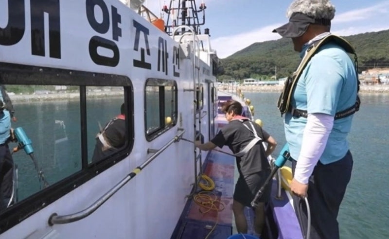 '나혼산' 박지현 해경 출신 배 청소 실력, 덕적도 외삼촌 일손 돕기 현장