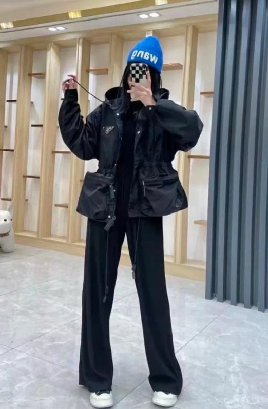 프라다 이시영 바람막이, 편하게 걸쳤는데 스타일은 확실히 살아나는 블랙 자켓