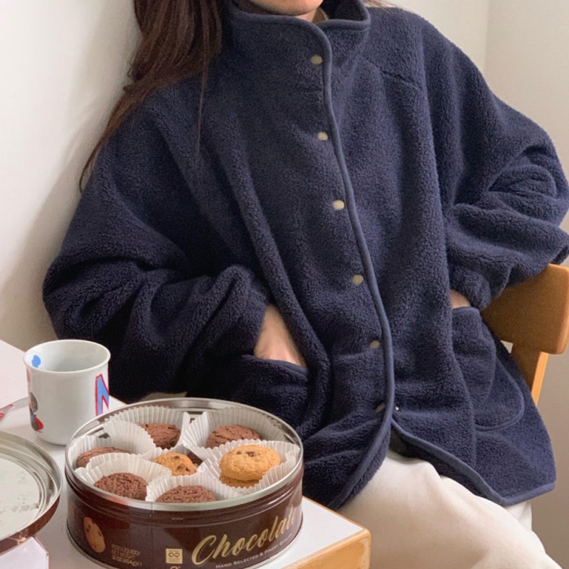 쌀쌀한 날 편하게 걸치는 오버핏 하이넥 여성 후리스 자켓