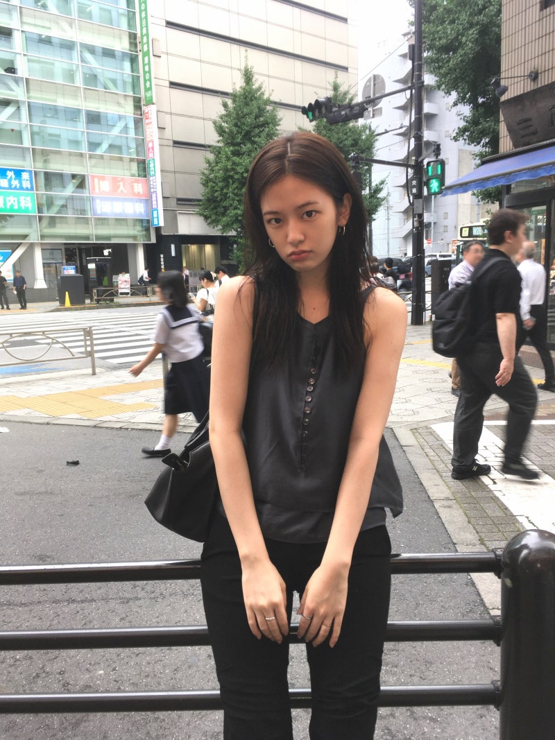 장원영 옆에서도 안 밀리는 안유진, ‘안녕’ 전시 열리자 다시 보이는 비주얼