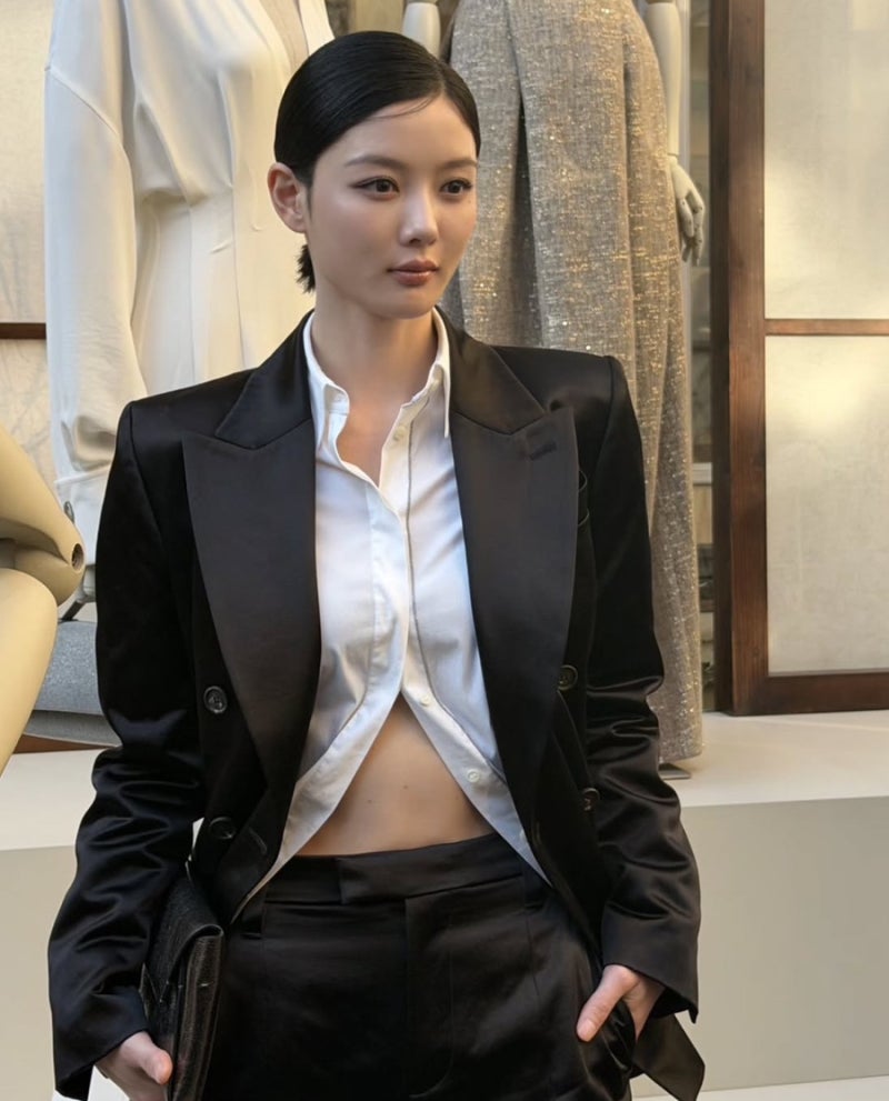 “청순한 줄만 알았는데” 김유정, 밀라노서 복근 드러낸 파격 수트