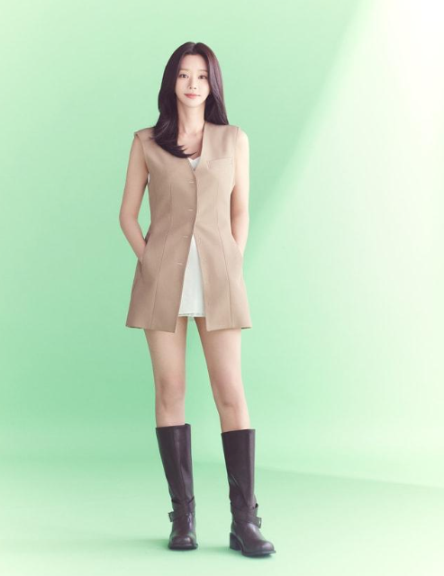 Their petite height isn't noticeable... The commonality in the styling of Lee Joo-bin, Yoo Ah-in, and Park Bo-young