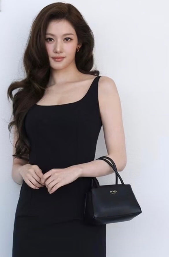 1300만원 넘는 프라다도 못 이겨… 밀라노서 얼굴이 다 해버린 여자연예인