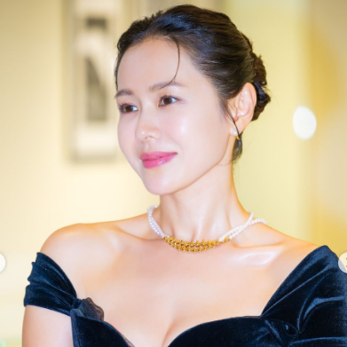 “스캔들 보세요” 손예진, 4살 아들이 찍어준 사진…현빈과 추석엔 따로?