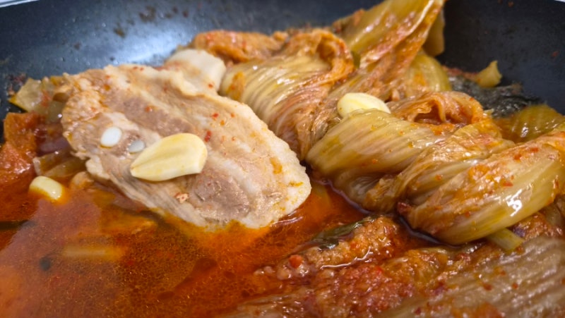돼지고기 목살과 삼겹살을 활용한 묵은지 김치찜 만드는 법