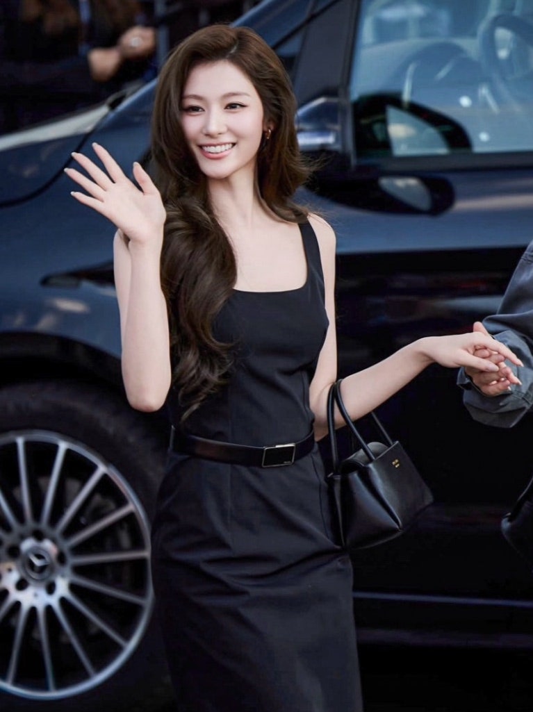 사나 프라다 올블랙이 심심할 줄 알았는데…밀라노에서 얼굴 살린 굵은 웨이브·골드 한 점