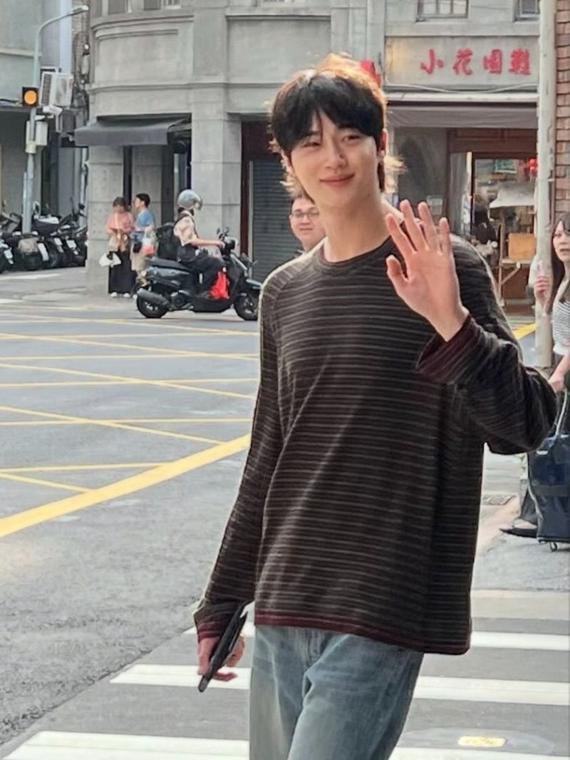 Byeon Woo-seok Spotted on the Streets of Taipei One Day Before His Fan Meet! (with Video)