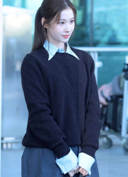 “공항 패션이 다가 아니었네” 정작 현지에서 클래식 드레스로 분위기 반전시킨 아이돌 패....