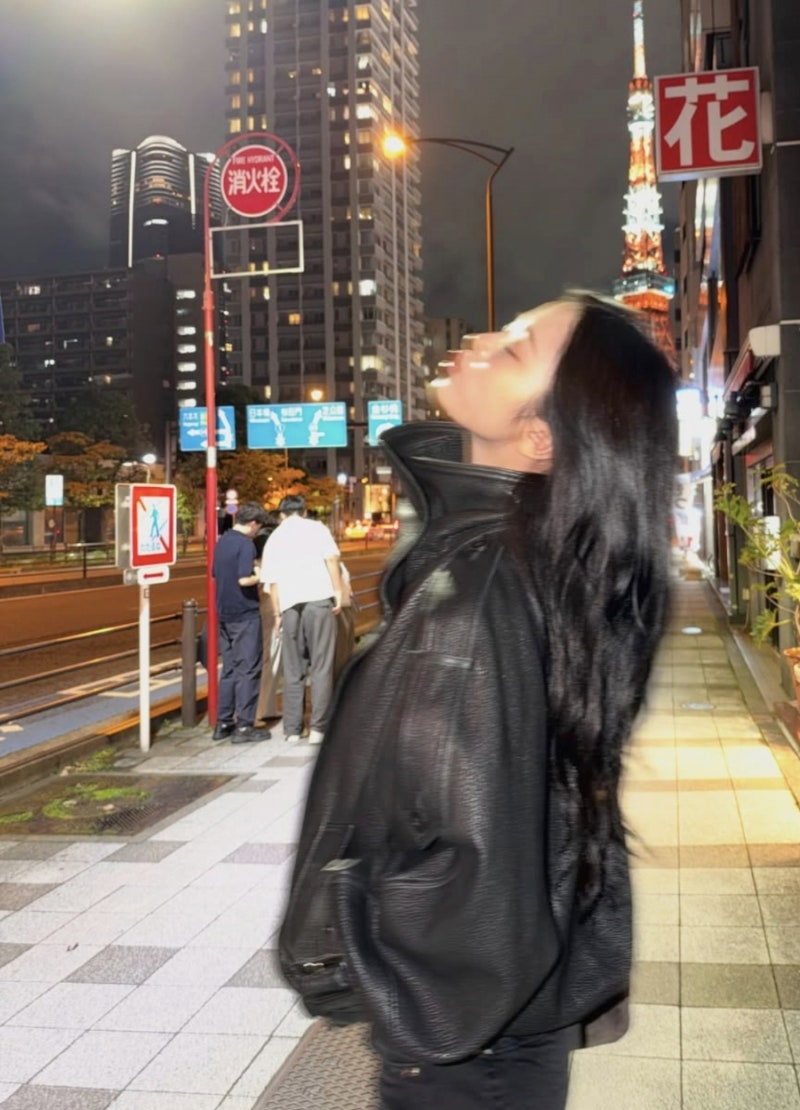 공항부터 도쿄 밤거리까지 올킬.. 안유진 레더자겟 핏!