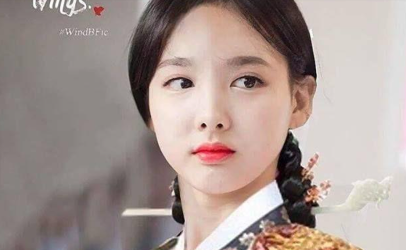 TWICEナヨン、韓服姿でJYP社屋を闊歩…「パワーIなのに大変なことをした」個人YouTube宣伝に本気