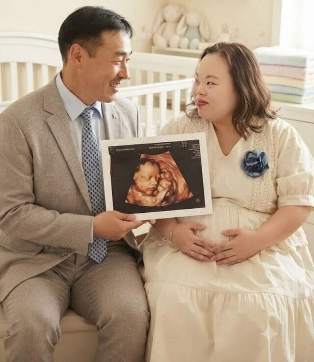 서은혜 아기 초음파 공개, 남편 조영남과 다정한 모습 포착 “배 감싸고 눈길”