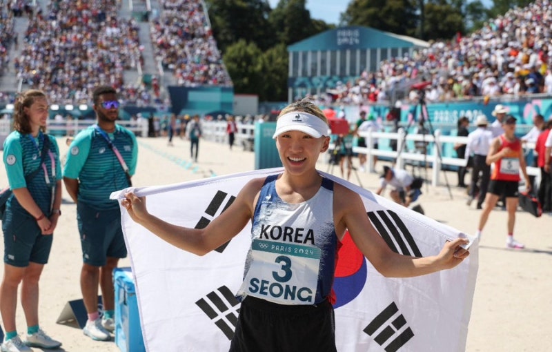 성승민, 한국에 첫 금메달 안겼다…근대5종 새로운 역사 쓴 ‘작은 거인’
