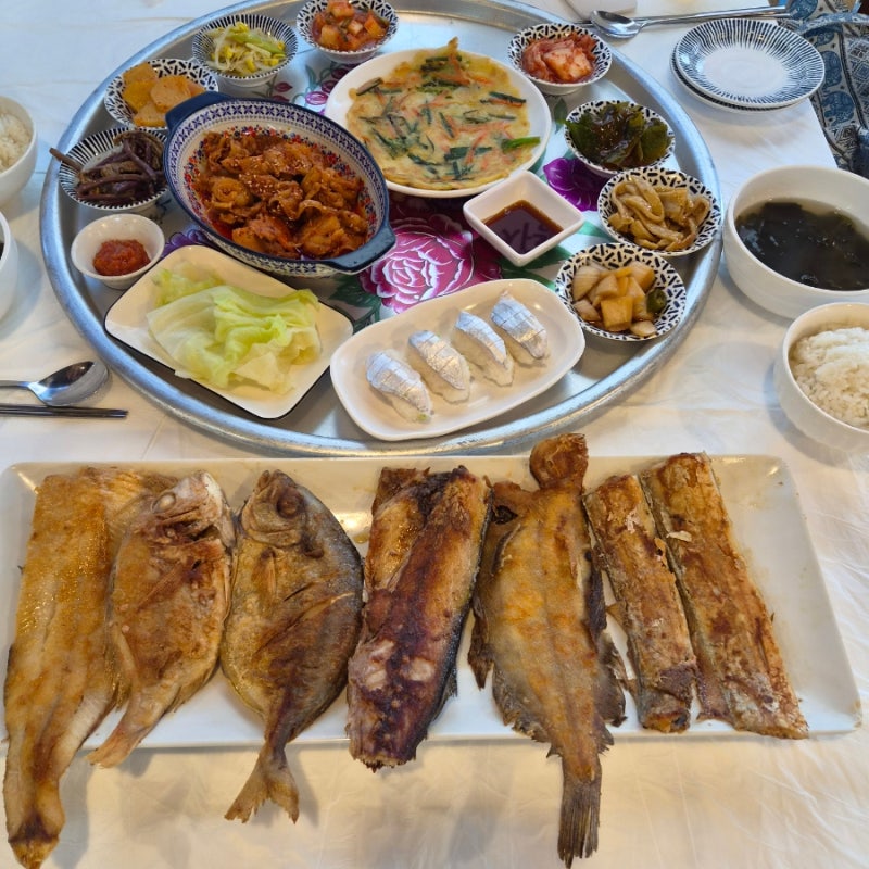 애월밥집 할망밥상에서 다양한 생선구이 점심식사
