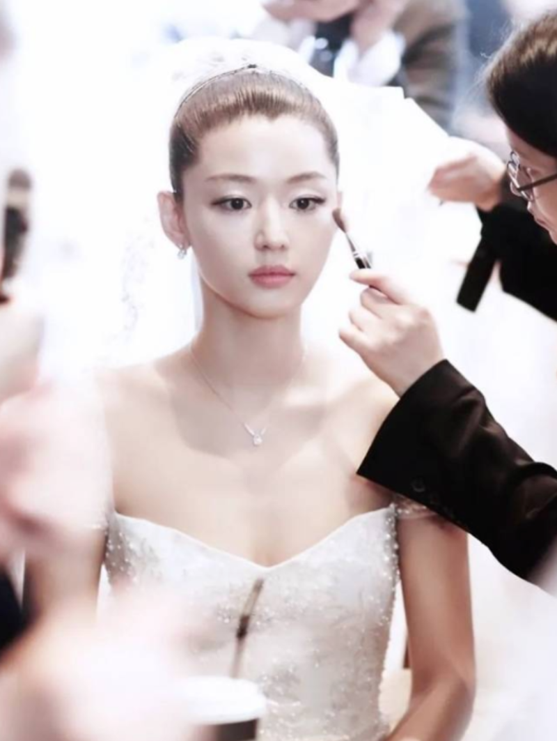Jun Ji Hyun's 14-Year-Old Wedding Photos Resurface, Praised for Timeless Beauty
