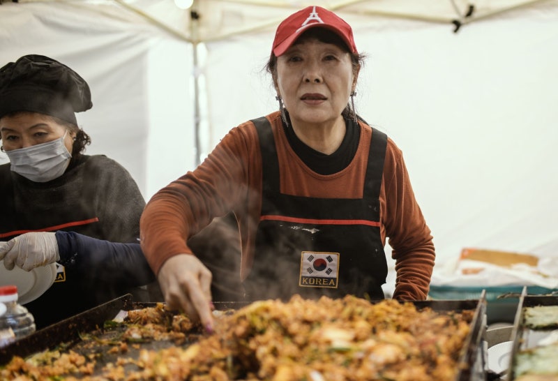 집에 빵가루가 없다면?" 바삭함 폭발하는 빵가루 없이 새우튀김 만드는 비법