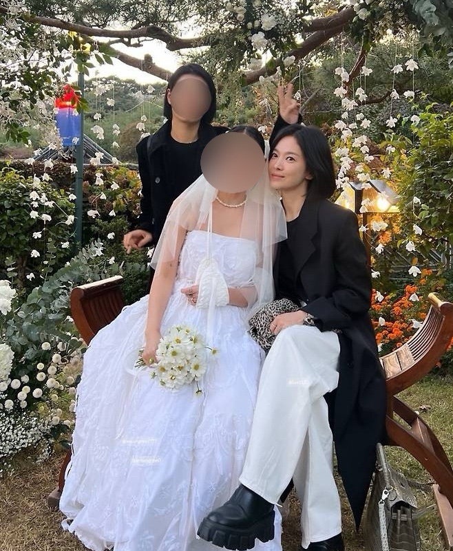 "억대 에르메스 제치고…" 송혜교가 공항,일상서 주구장창 든 '3만 원대' 애착가방 정보