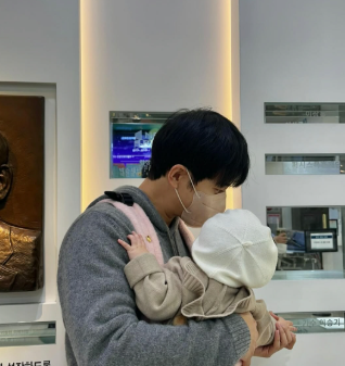 이승기 유튜브 ‘이승기이’ 개설…“31개월 딸, 유치원서 ‘우리 아빠 노래하는 사람’ 자....