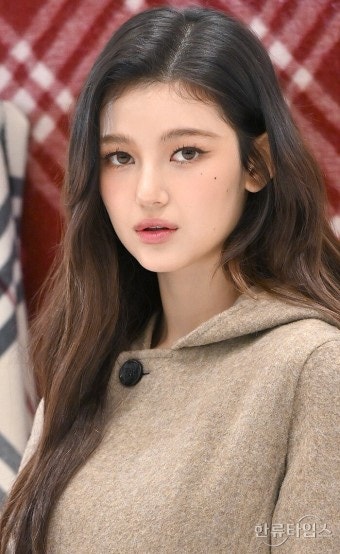 330억 소송 걸린 뉴진스 다니엘, 유튜브 켜자마자 터졌다는데