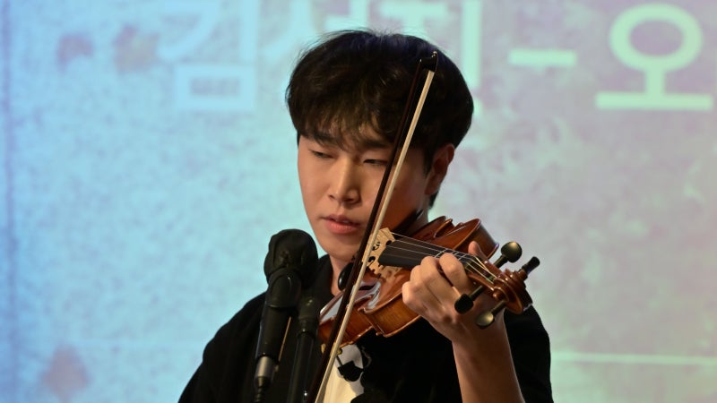 오늘은뮤직 평택점에서 바이올린 활을 현에 올려 연습하는 장면