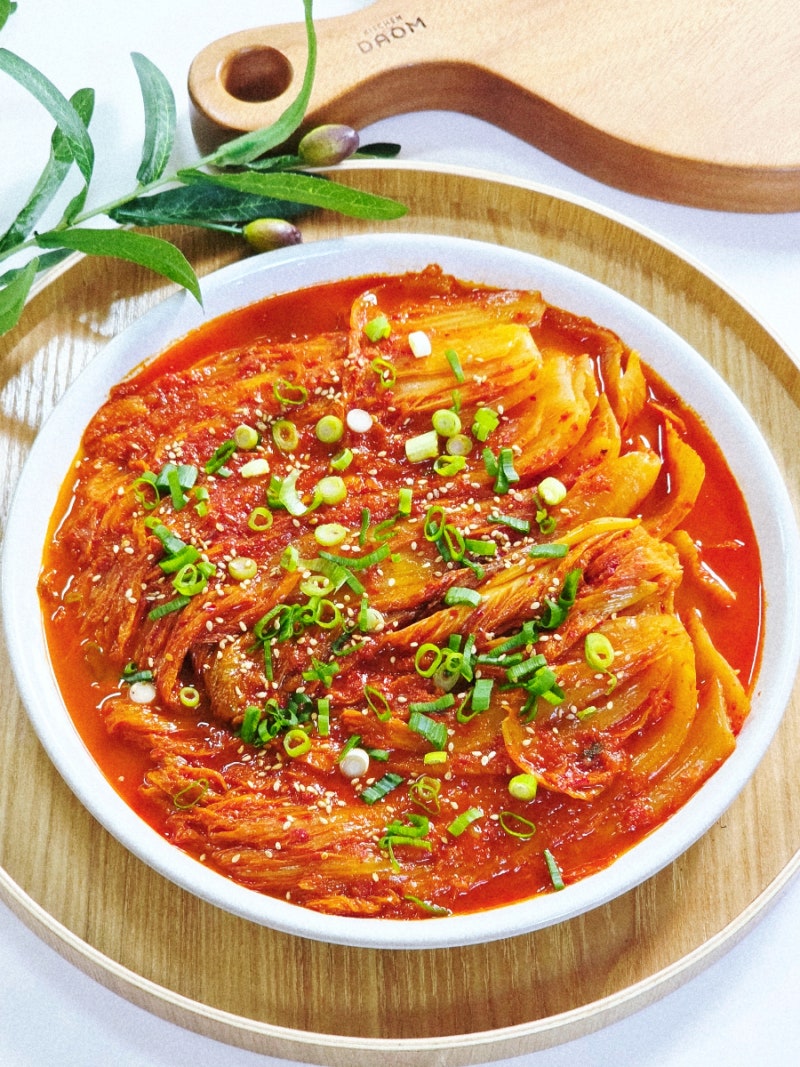반찬은 없고 장보기 귀찮은 날 딱! 고기 없이 만드는 묵은지 들기름 김치찜(급식대가 레시피)