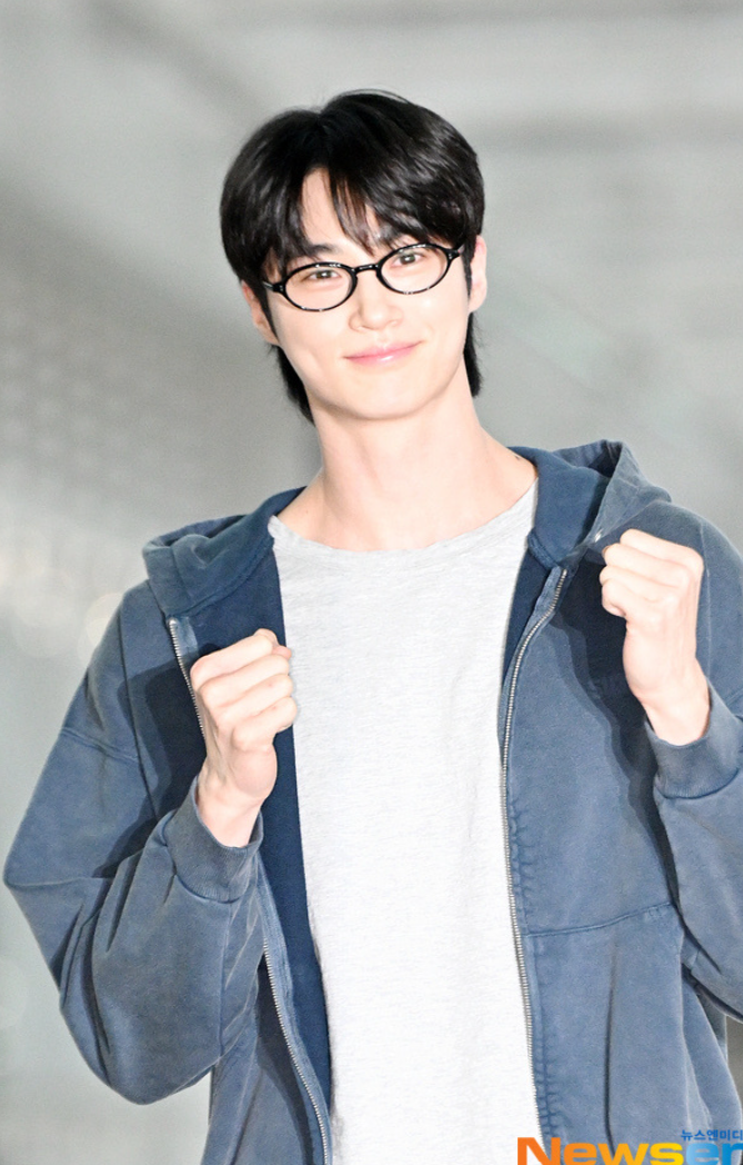 배우 변우석이 추석 연휴에도 해외 일정을 위해 공항에 모습