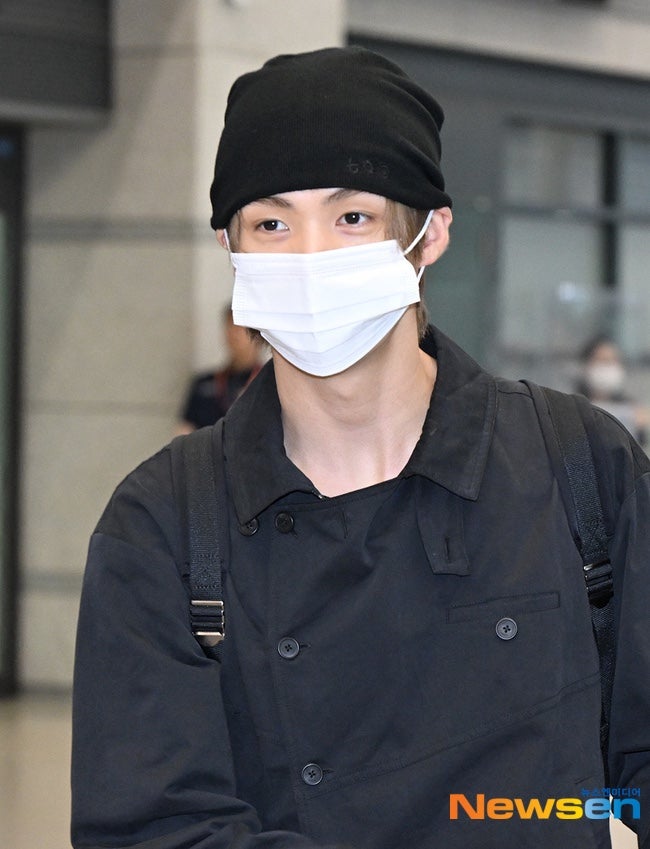 투어스 영재 공항 사복 패션 올블랙 도둑룩 귀여운 비니 코디 조합