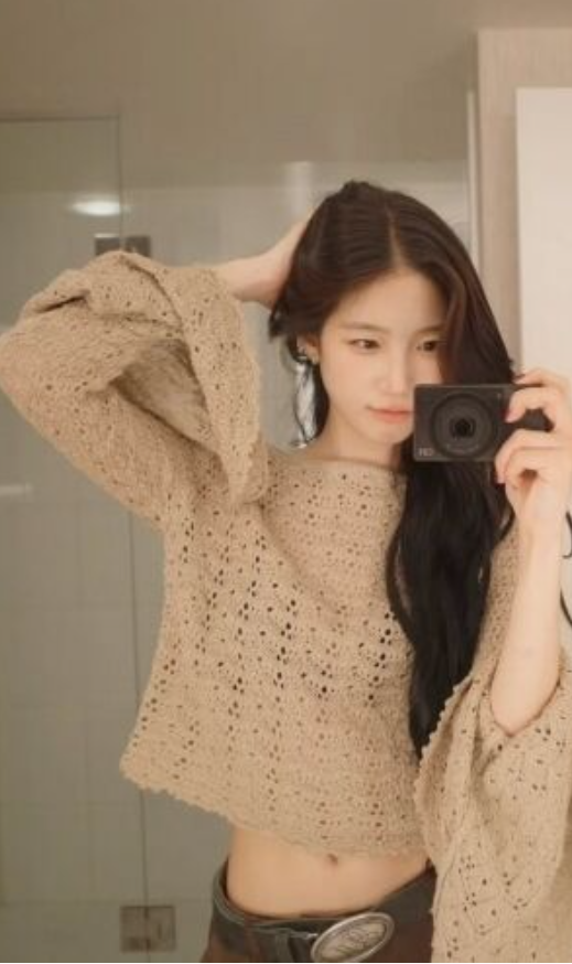 디카 든 여친짤 카즈하 수지 닮은꼴, 한 줌 허리 반전 크로셰 니트 아래 달라진 분위기