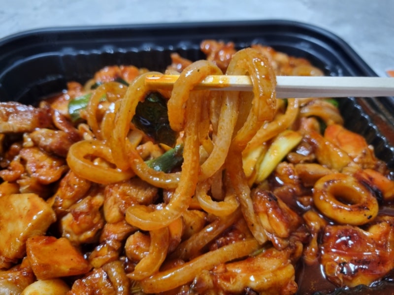 쫄깃함 폭발! 기영이숯불두마리치킨 익산어양점 돼껍누들 양념 숯불치킨 포장 후기