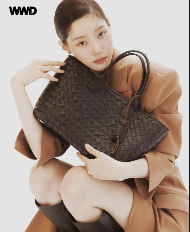 "분위기 여신 그 자체.." 정채연의 독보적인 아우라, 쿠론COURONNE 가방 WWD 화보 패션 코디